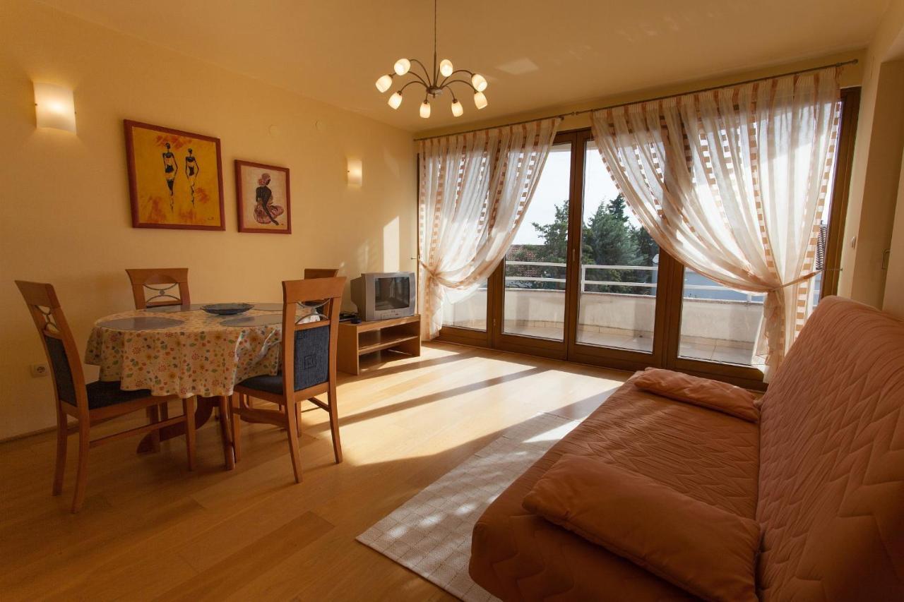 Apartman Vjekoslav คิร์ก ภายนอก รูปภาพ