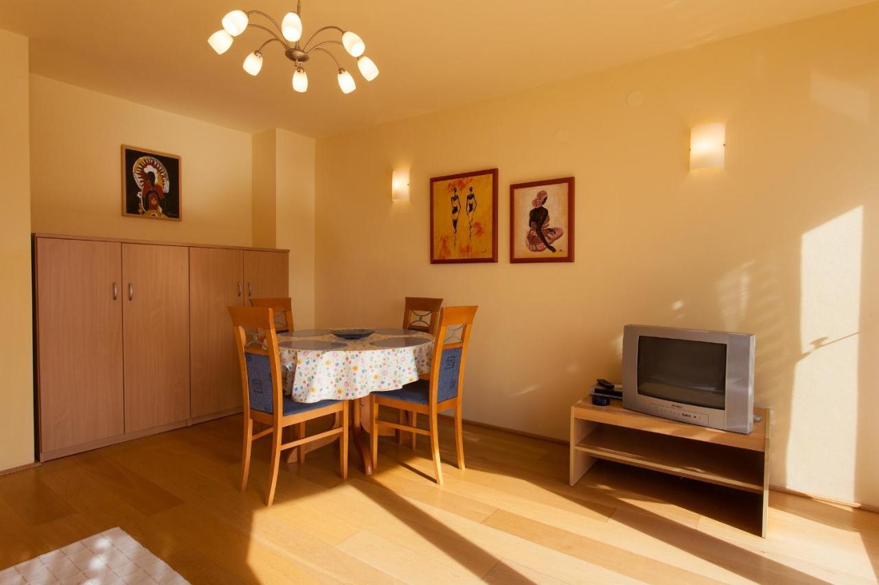 Apartman Vjekoslav คิร์ก ภายนอก รูปภาพ
