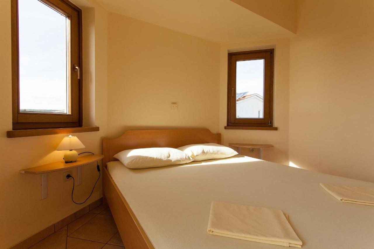 Apartman Vjekoslav คิร์ก ภายนอก รูปภาพ